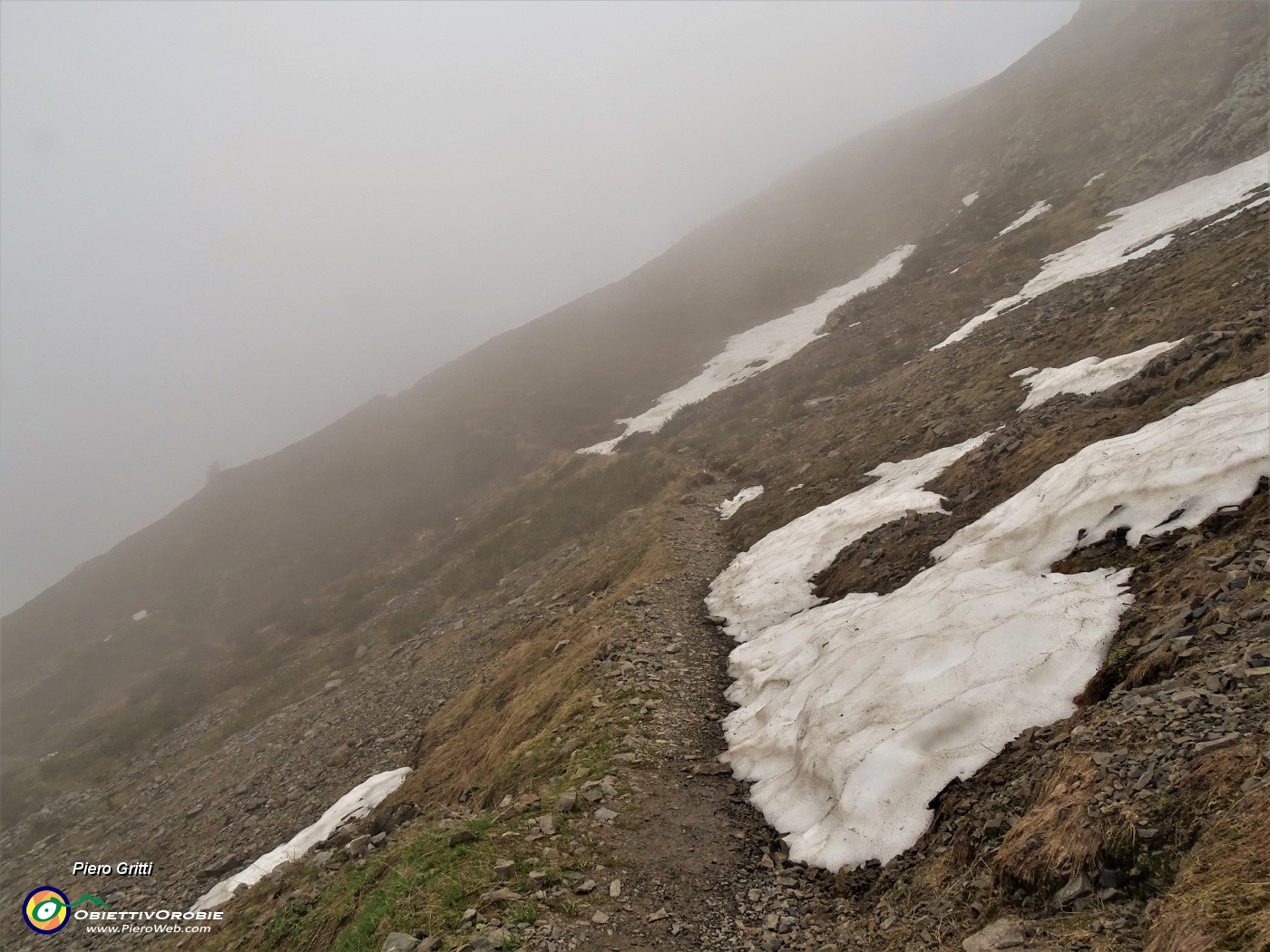 52 Ma poi cala la nebbia ed io rientro dal sent. 109....JPG